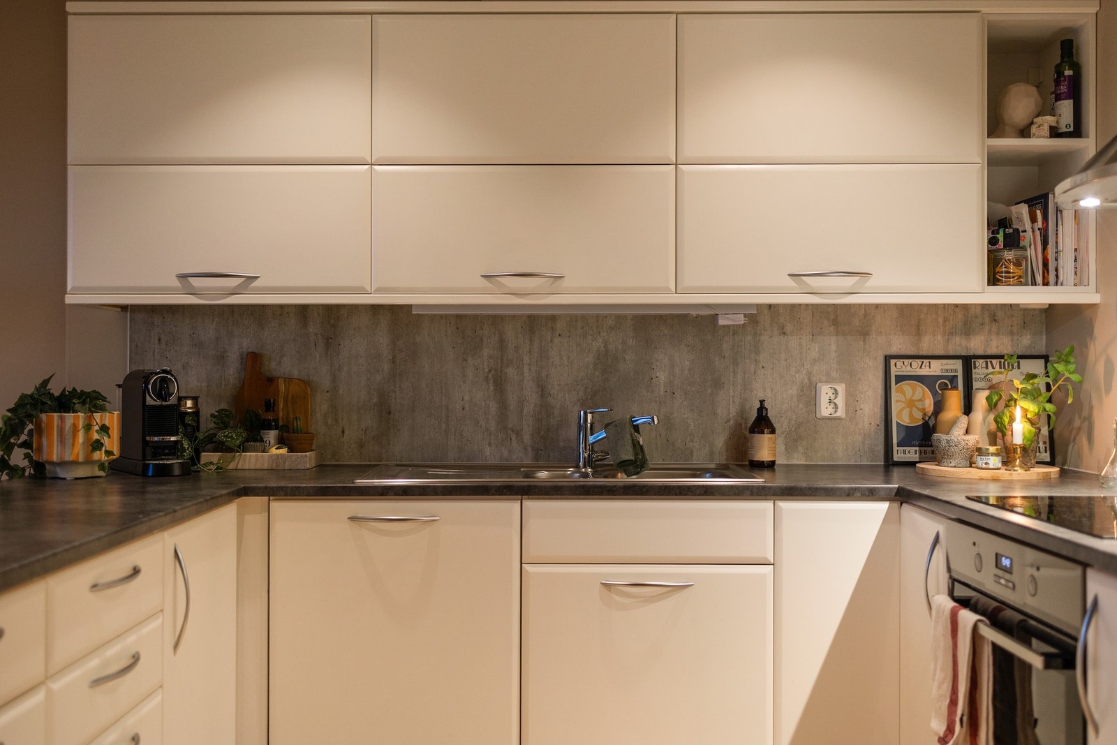 Du vil oppleve at det er godt med skap og benkeplass på kjøkkenet. Galleribilde