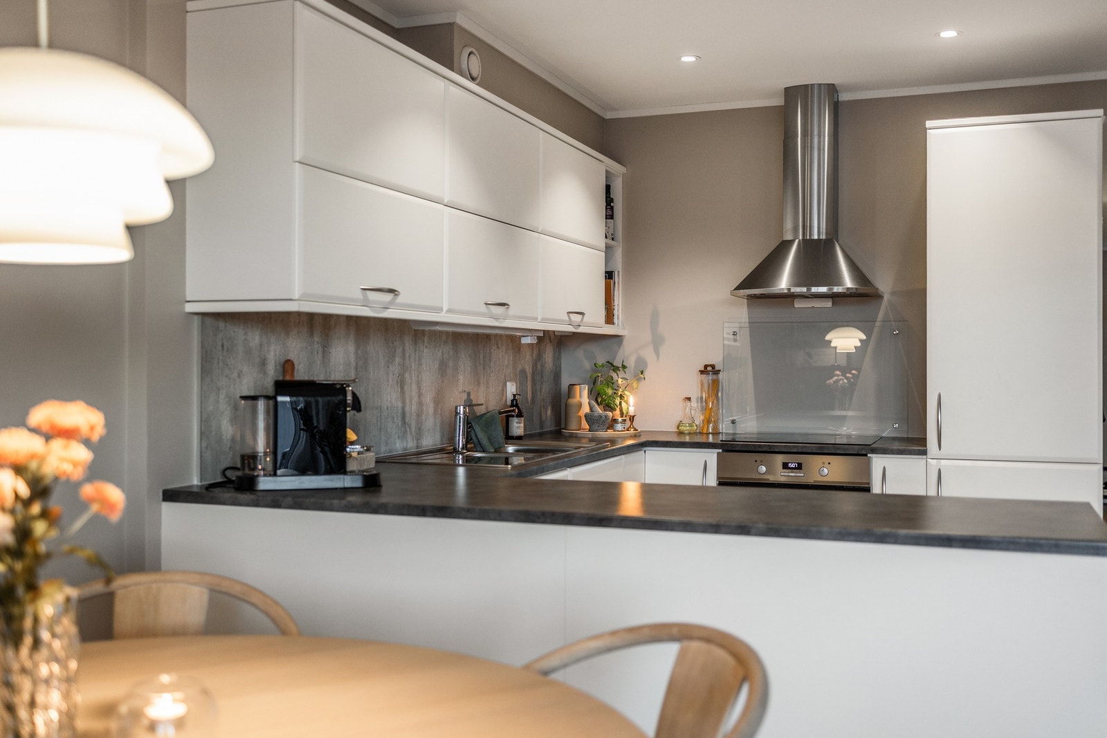 Kokken kan underholde gjestene mens siste hånd legges på verket. Galleribilde