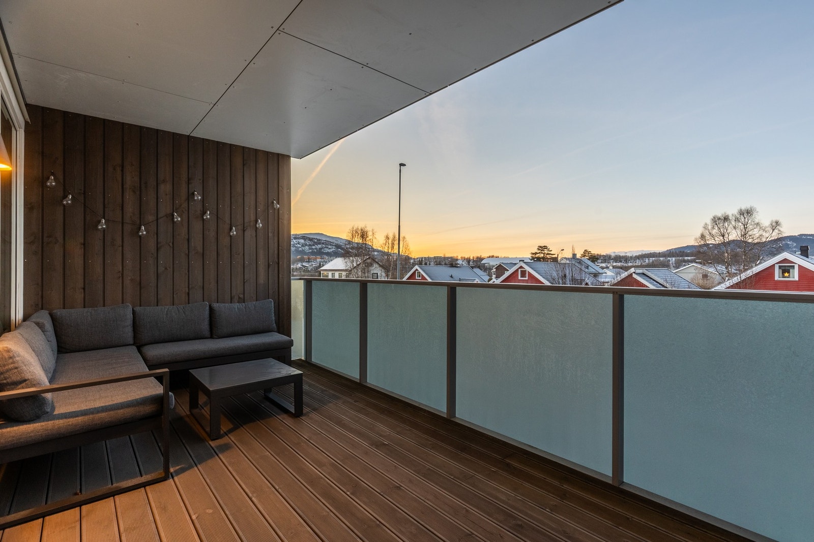 Terrassen blir en naturlig forlengelse av stua og kan brukes fra tidlig vår, gjennom hele sommeren og langt utpå høsten. Galleribilde