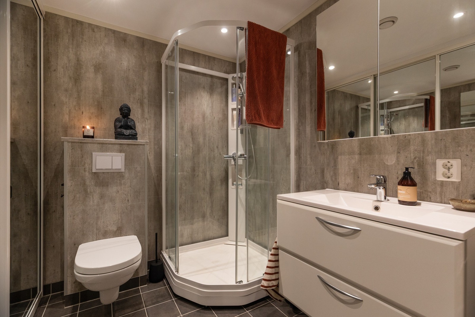 Baderommet er tidløst i sin utførelse og har en smart løsning for oppbevaring av vaskemaskin. Galleribilde