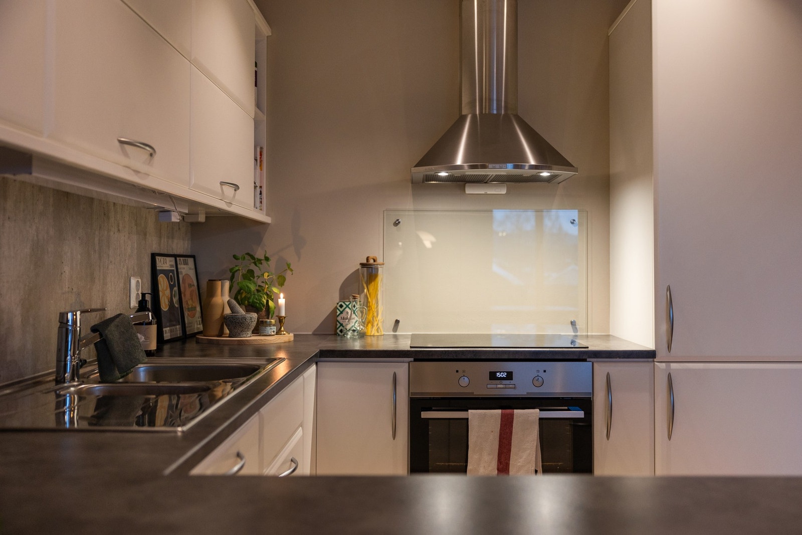 Integrerte hvitevarer, stramme linjer og tidsriktig fargenyanser harmonerer godt sammen. Galleribilde