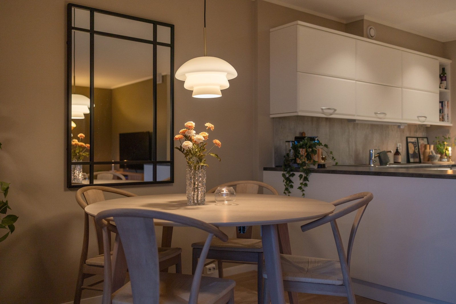 Hyggelige måltid med venner og familie i din nye leilighet. Galleribilde