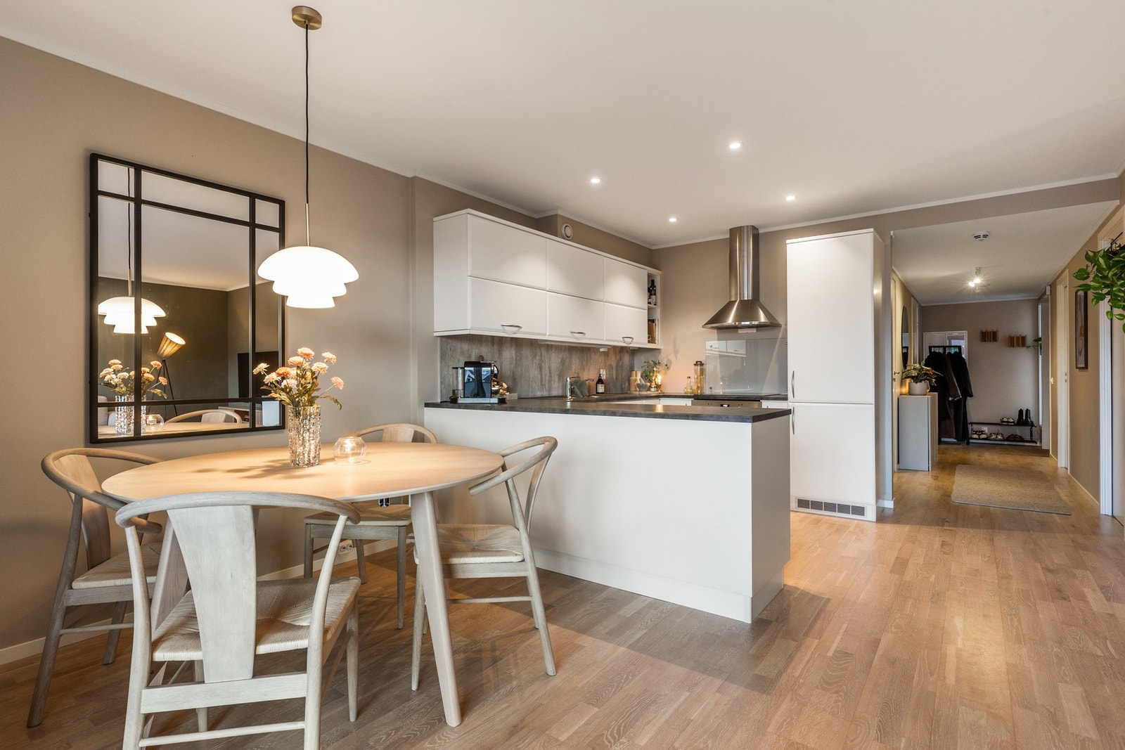 Det er utstrakt bruk av downlights i hele leiligheten og trestavs eikeparkett gjennomgående. Galleribilde