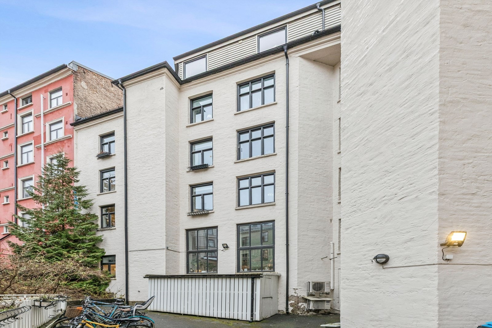 Inngang fra bakhagen til leiligheten. Galleribilde