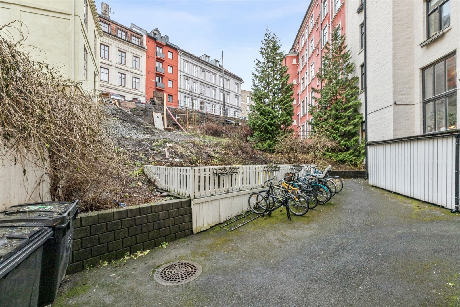 Bakhage med sykkelparkering og sittegruppe. Galleribilde