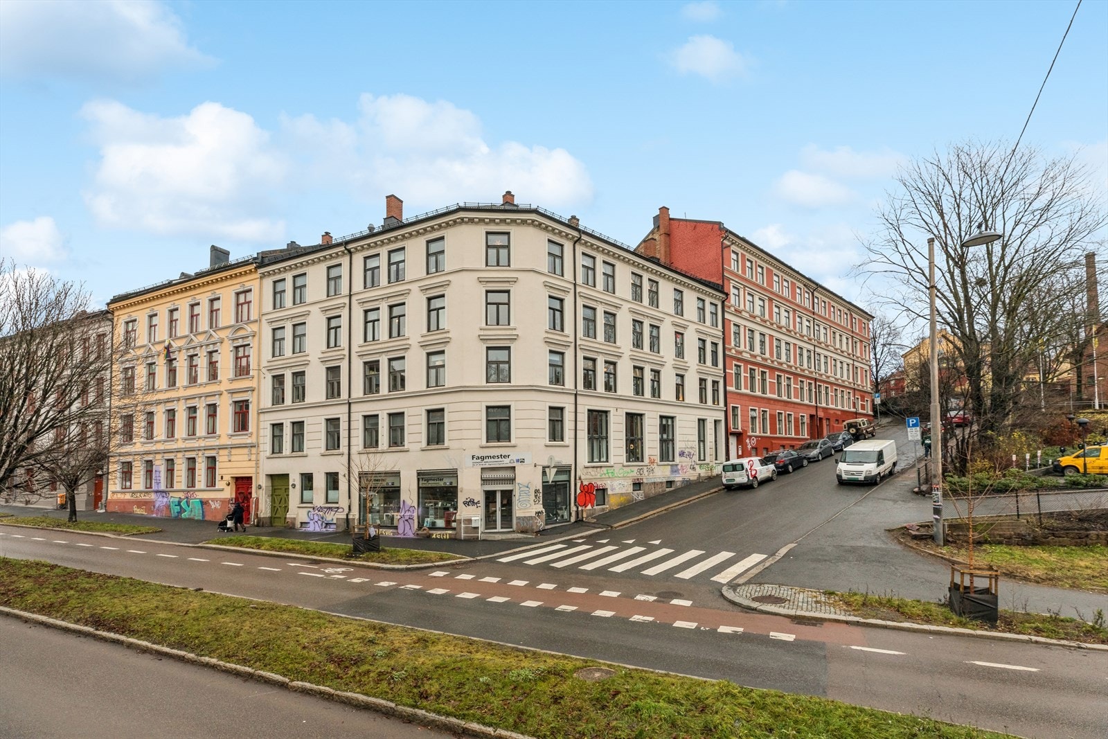 Fasade. Soverom vender inn mot bakhage. Galleribilde