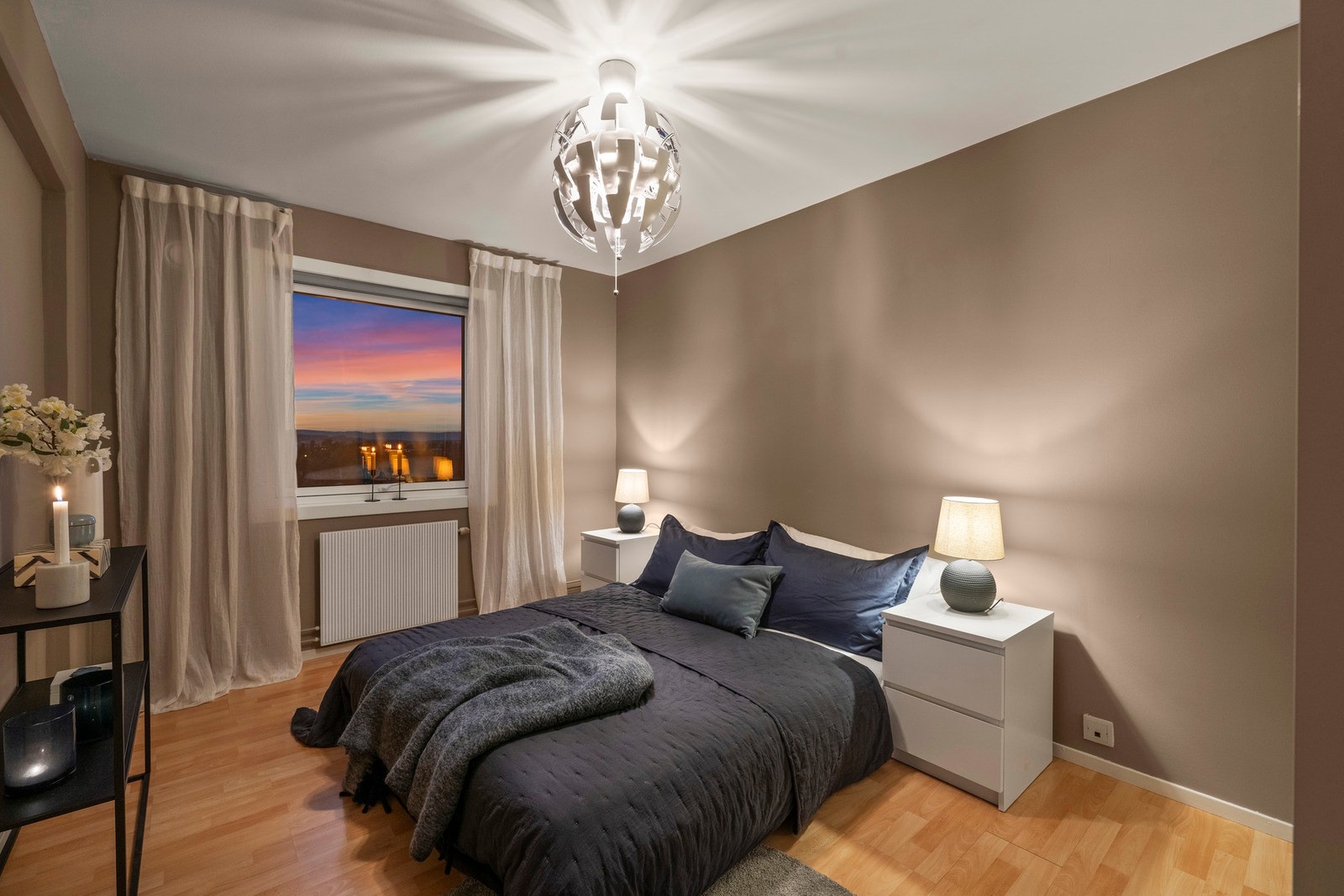 Soverom 2 har god størrelse og egner seg godt som barnerom, gjesterom eller hjemmekontor, med vindu mot vest som gir svært gode lysforhold. Galleribilde