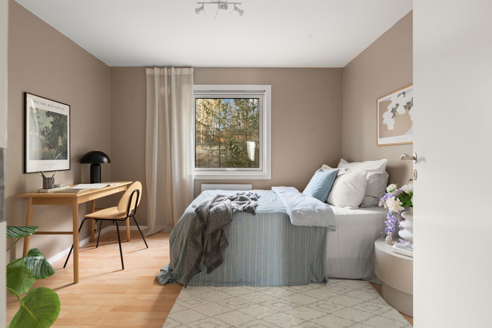 Lunt og romslig hovedsoverom med god plass til dobbeltseng og tilhørende møblement, som gir et rolig og harmonisk uttrykk. Galleribilde