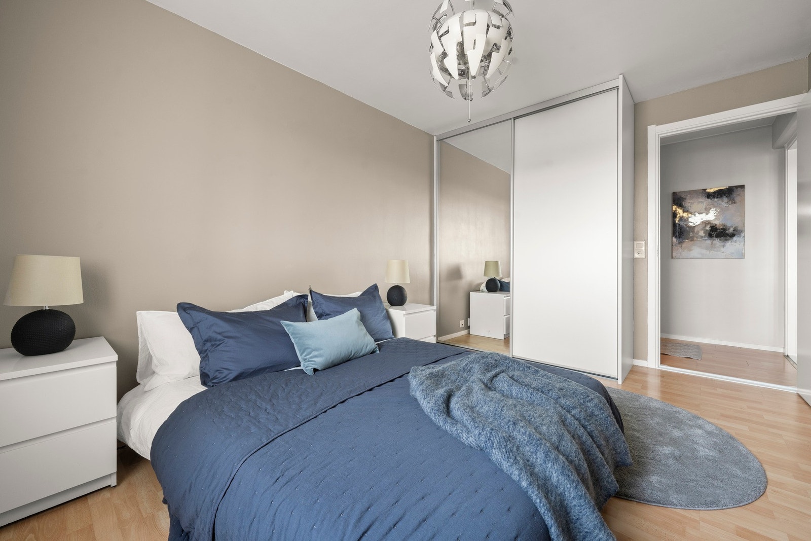 Soverommet har skyvedørsgarderobe med god oppbevaringsplass og skaper en funksjonell løsning som bidrar til et ryddig uttrykk. Galleribilde