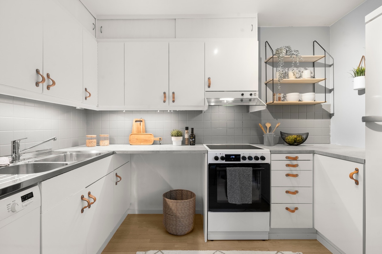 Oversiktlig kjøkkenløsning med innredning med glatte fronter og en ryddig og behagelig helhet. Galleribilde