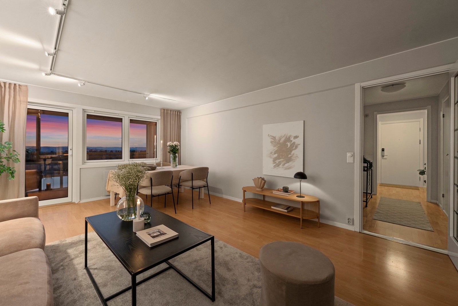 Romslig og åpen stue med gode møbleringsmuligheter. Galleribilde