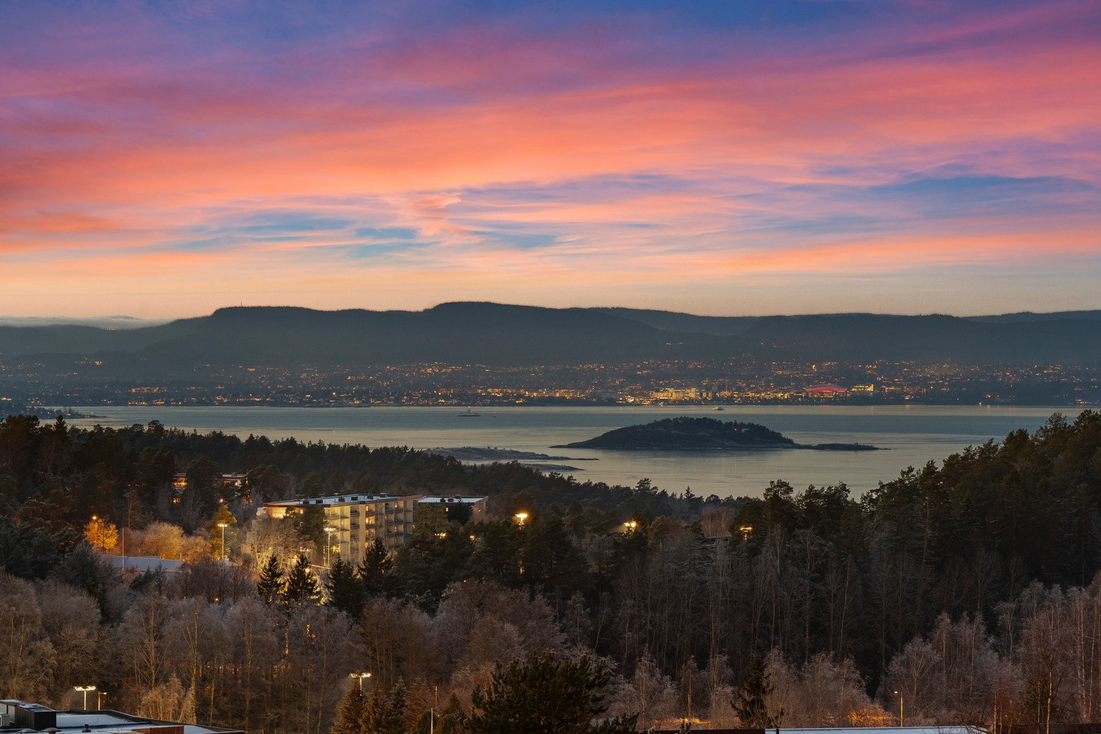 Nydelig og vidstrakt utsikt over Bunnefjorden, mot Nesodden og videre inn mot Oslo, som gir en luftig og åpen opplevelse og kan nytes året rundt. Galleribilde