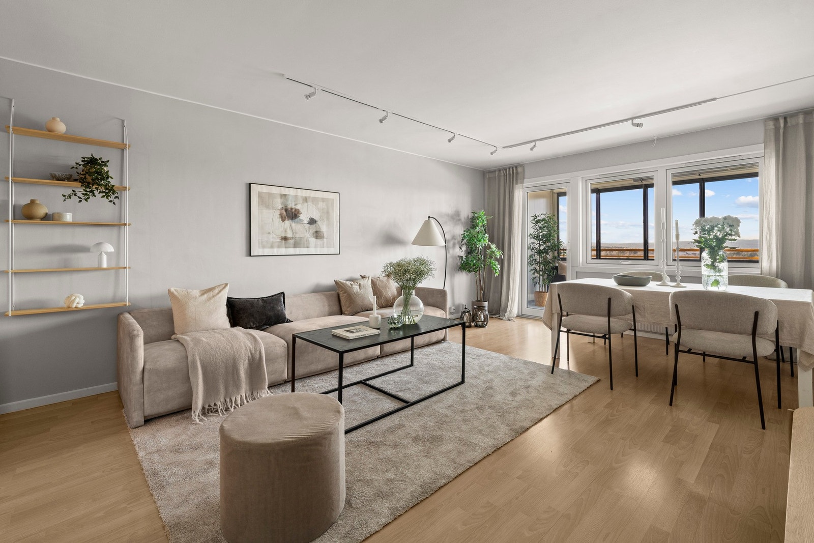 Leiligheten har en gjennomtenkt og familievennlig planløsning med god romfordeling og løsninger tilpasset hverdagsbruk. Galleribilde