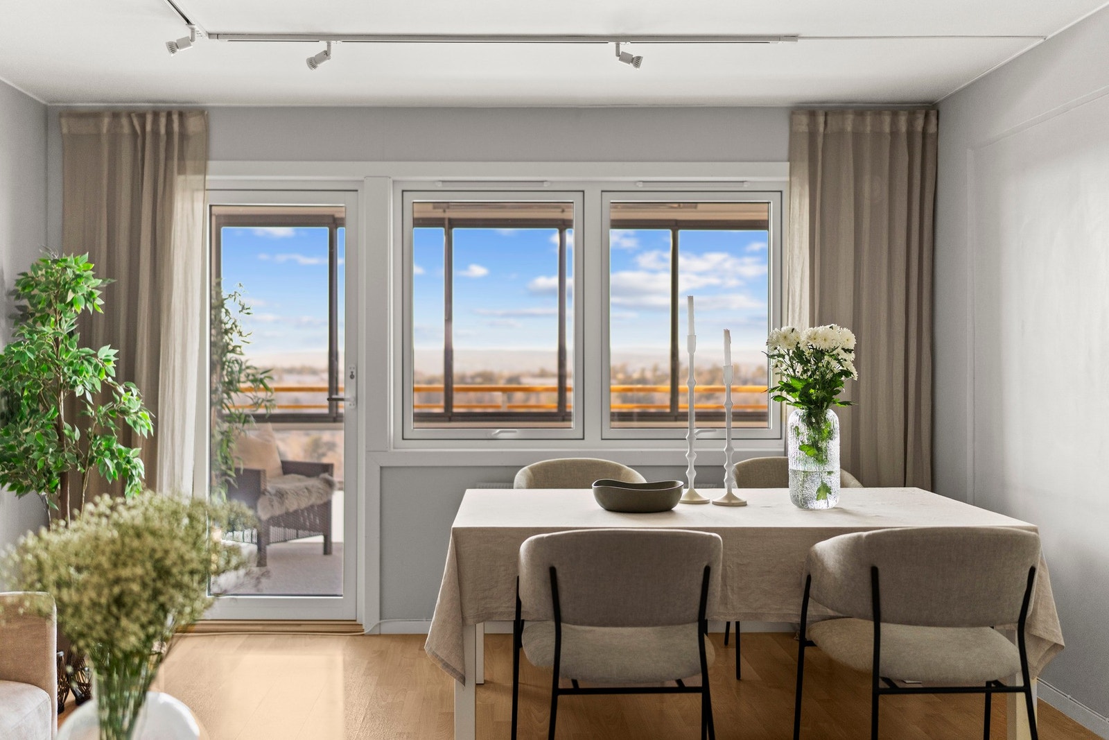 Utgang fra stuen og videre ut til innglasset balkong på ca 10 m². Galleribilde