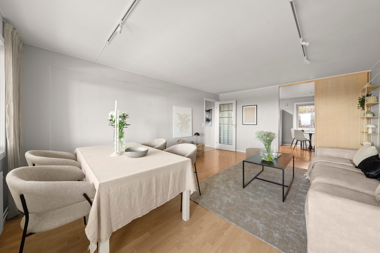 Naturlig og god overgang fra stue til kjøkken, som gir en helhetlig og sosial løsning. Galleribilde