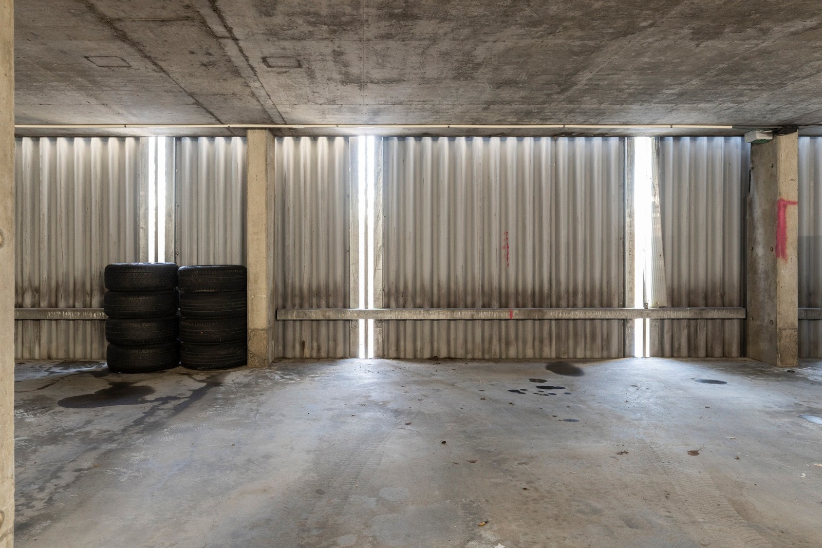 Leiligheten disponerer en fast plass i lukket garasjeanlegg. Mulighet for installasjon av elbillader. Galleribilde