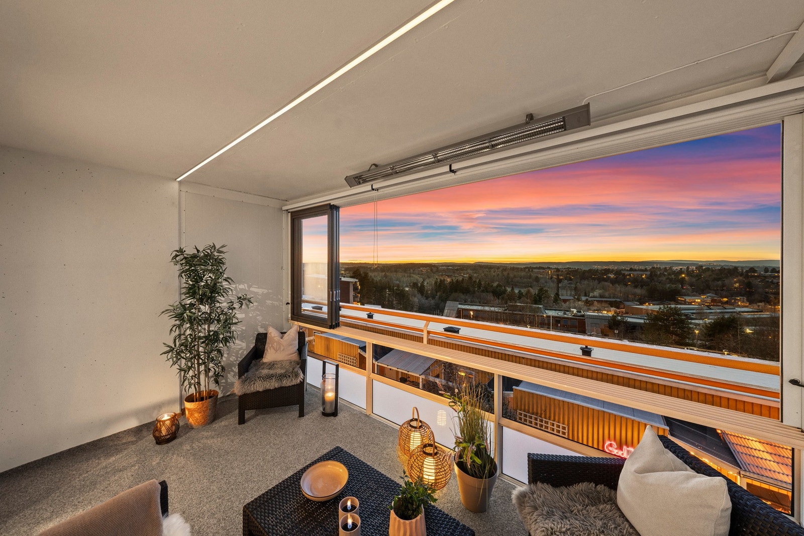 Romslig, innglasset balkong på ca 10 m² som fungerer som en naturlig forlengelse av boligen, med nydelig utsikt og svært gode solforhold. Galleribilde