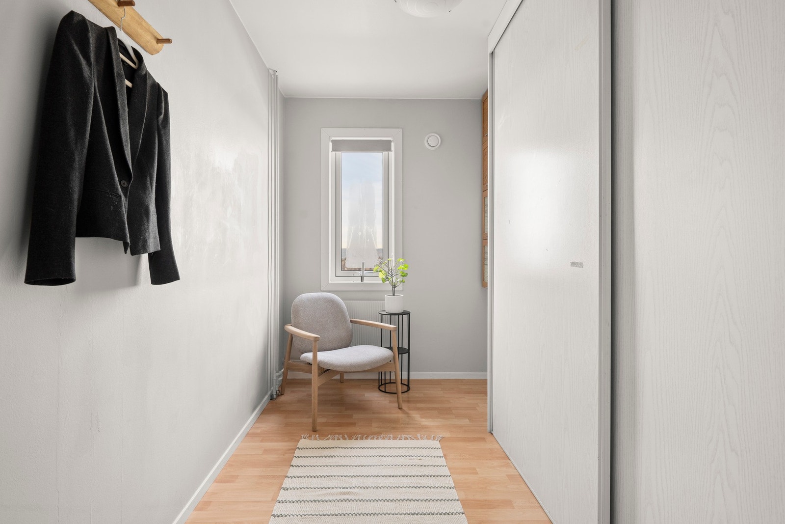 Disponibelt rom som egner seg godt til oppbevaring, omkledning eller annen praktisk bruk etter behov. Galleribilde