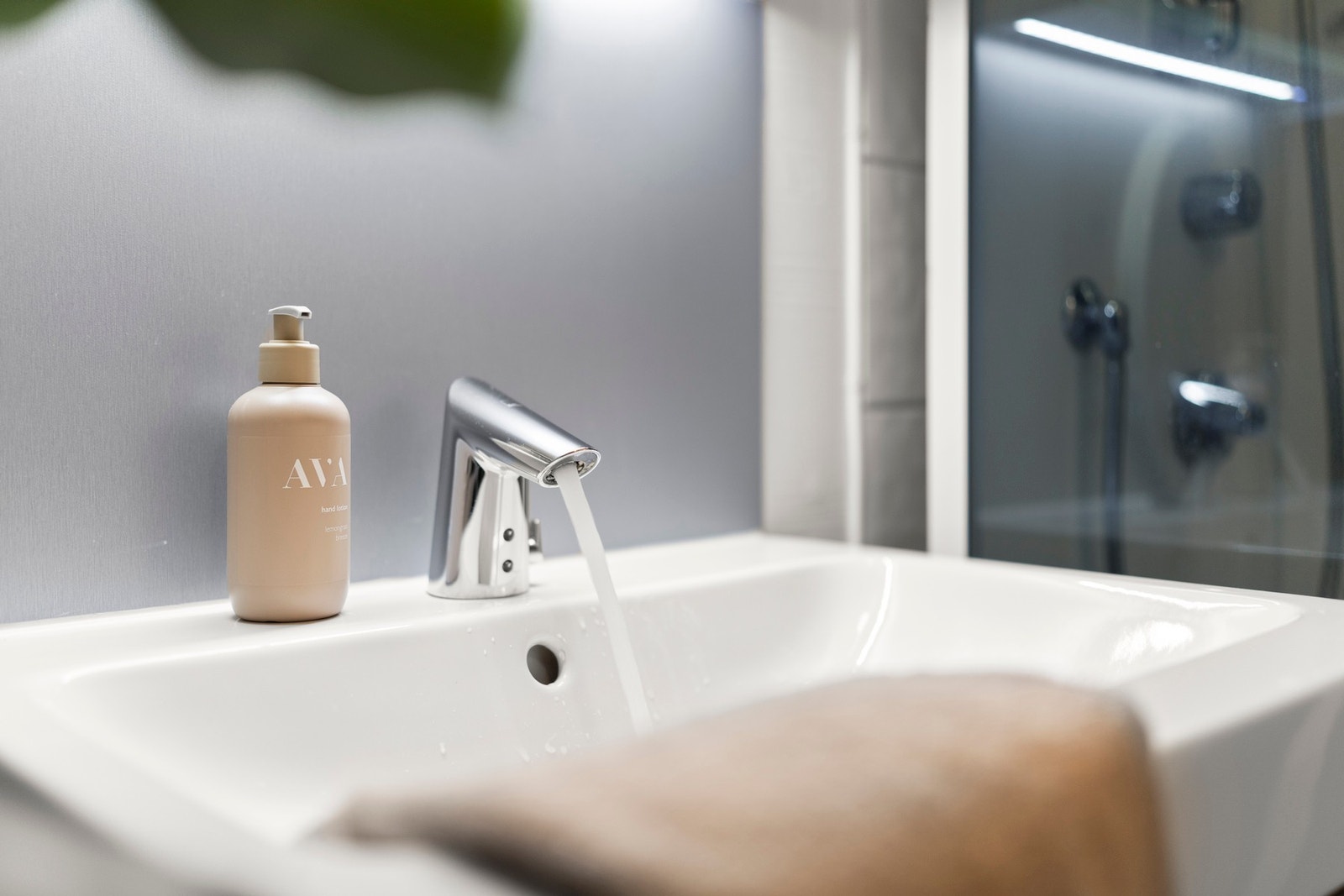 Badet har dusjkabinett, servantmøbel med speil og belysning, samt opplegg for vaskemaskin. Galleribilde