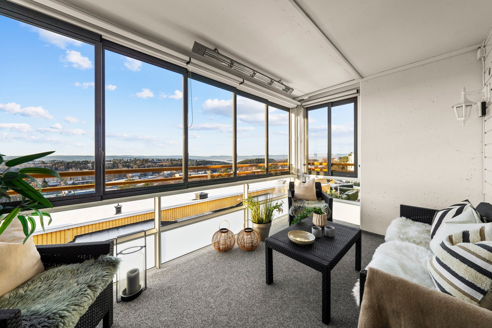 Balkongen er utstyrt med varmelampe og elektrisk solskjerming, som gir økt komfort og gjør uterommet anvendelig store deler av året. Galleribilde