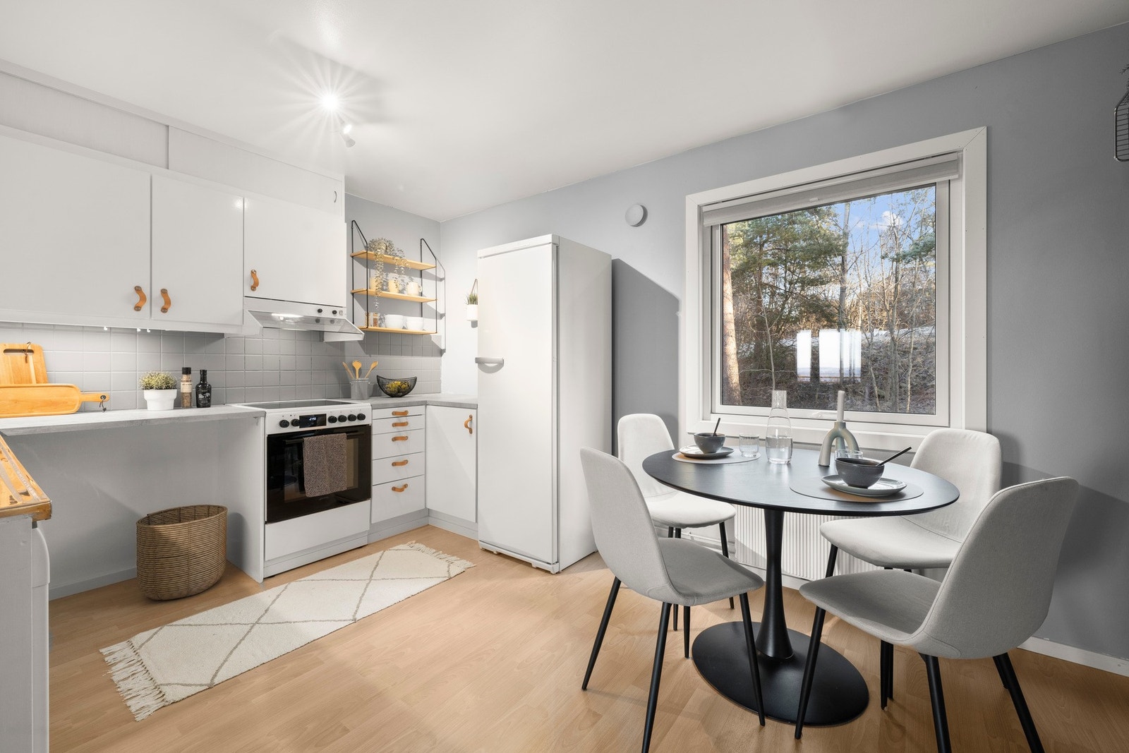 Funksjonelt kjøkken med gode arbeidsflater og praktisk oppsett som fungerer godt i hverdagen. Galleribilde