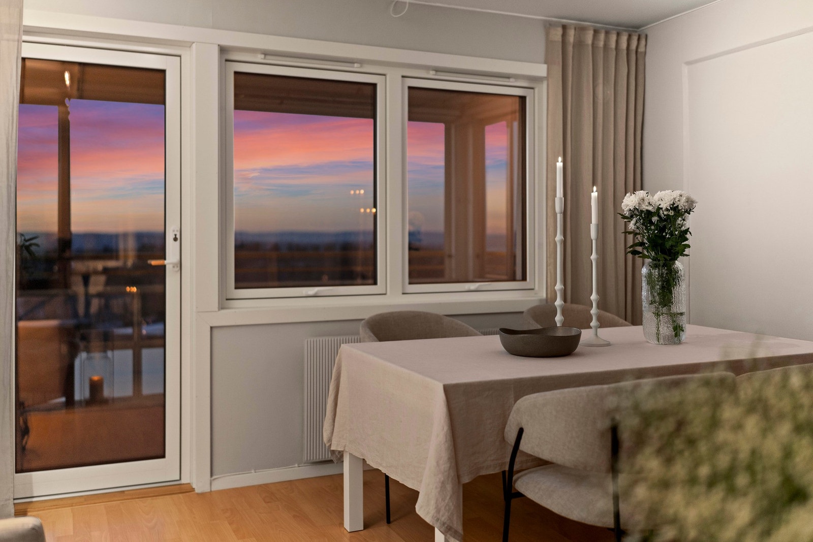 Gode vindusflater sikrer rikelig med naturlig lysinnslipp og skaper en lys og trivelig atmosfære. Galleribilde