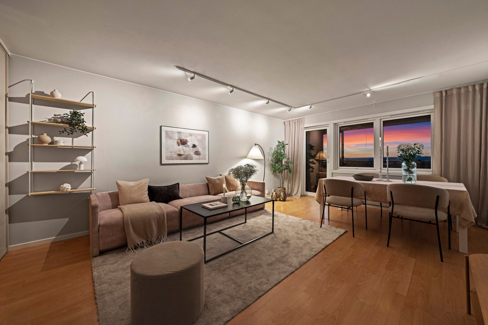 Rikelig med plass til både sitte- og spisegruppe, med en romfølelse som gir luft, komfort og god plass til hverdagsliv og sosiale sammenkomster. Galleribilde