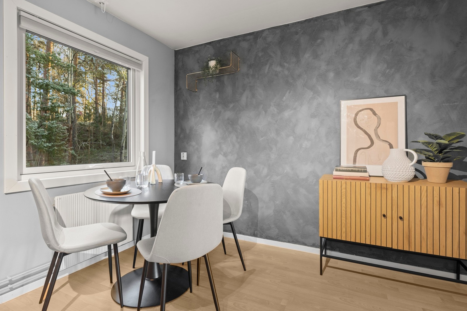 Kjøkken med naturlig plass til spisebord og en løsning som fungerer godt i hverdagen. Galleribilde