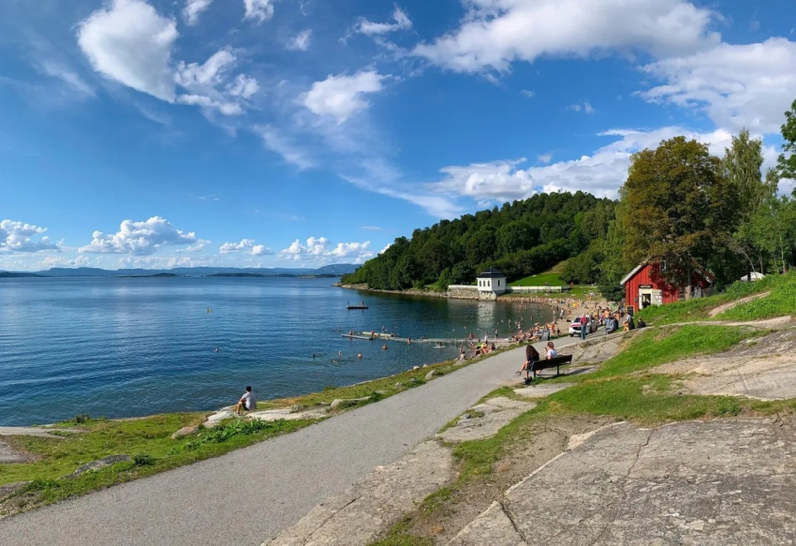 Hvervenbukta er en av Oslos mest populære badeplasser, med strand, svaberg og kafé - perfekt for solfylte dager ved fjorden. Kun en kort kjøretur eller gåtur fra boligen. Galleribilde