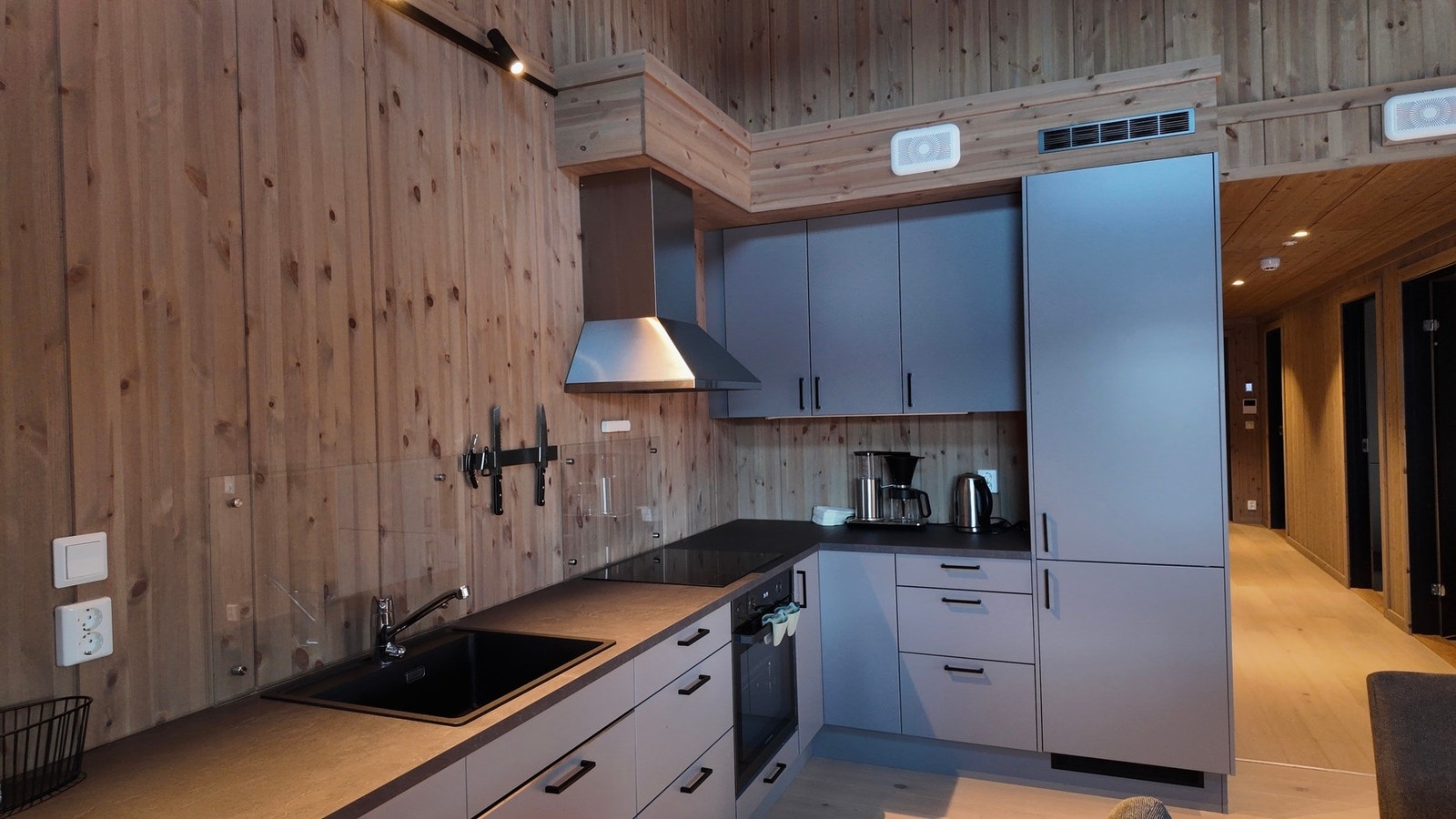 Kjøkkenet ligger som åpen løsning mot stuen Galleribilde