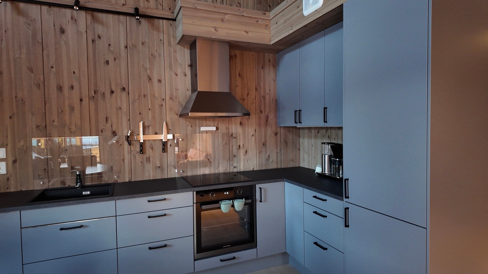 Kjøkkenet har en flott innredning fra Norema med slette fronter og laminat benkeplate Galleribilde