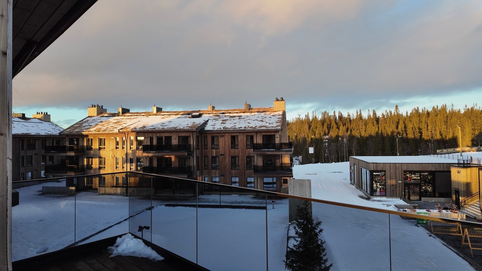 Balkongen har god plass til sittegruppe og grill Galleribilde