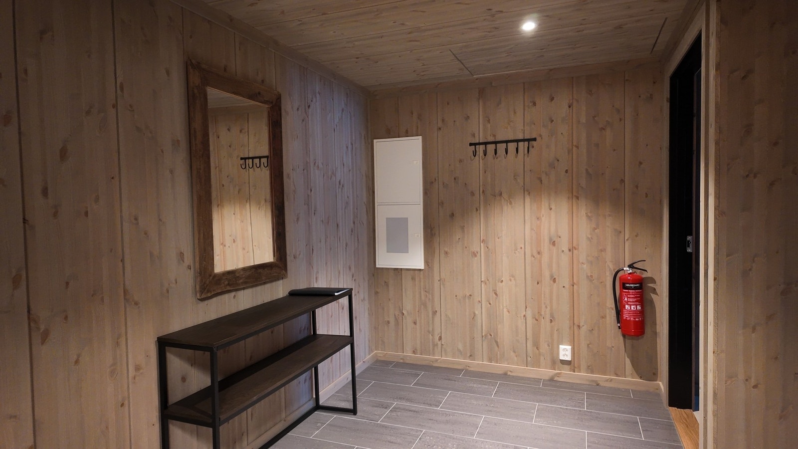 Entreen er romslig og gir et godt førsteinntrykk denne fritidsboligen Galleribilde