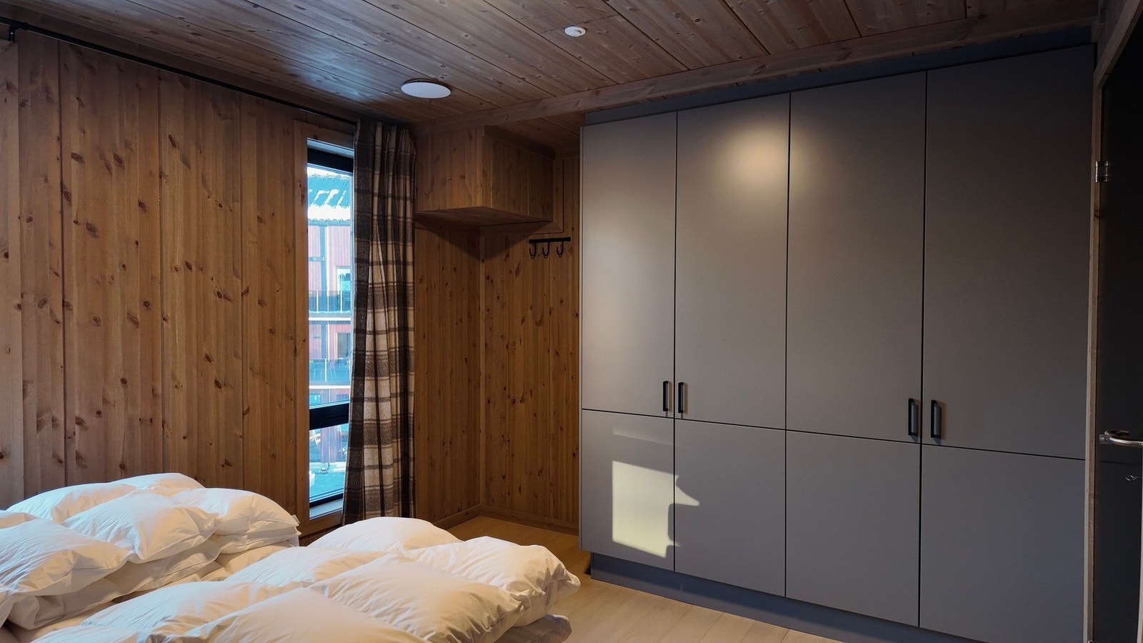 Godt med garderobeplass på hovedsoverom Galleribilde