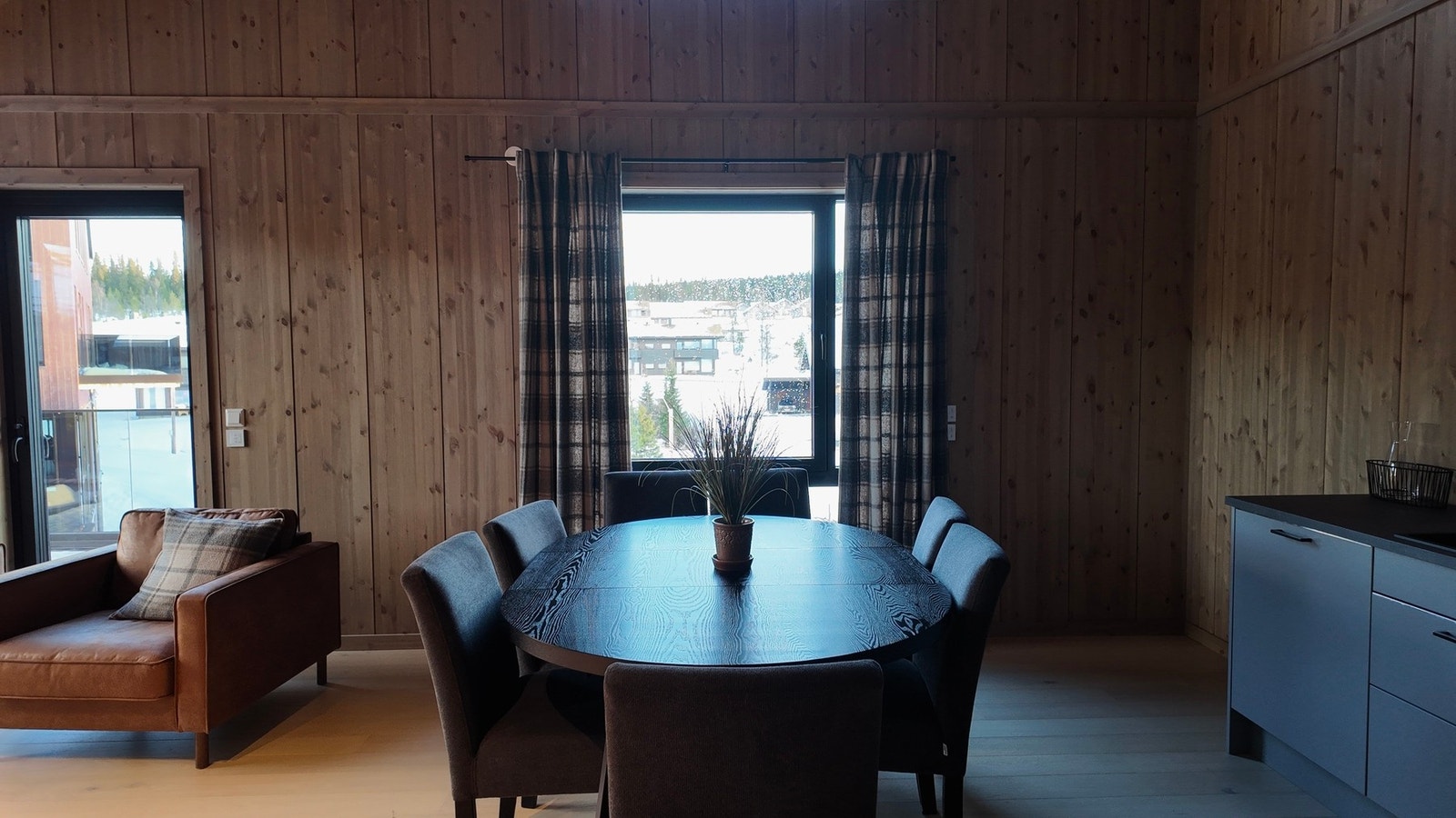 Stuen er enkel å møblere med sofagruppe og spisestue med tilhørende møblement Galleribilde