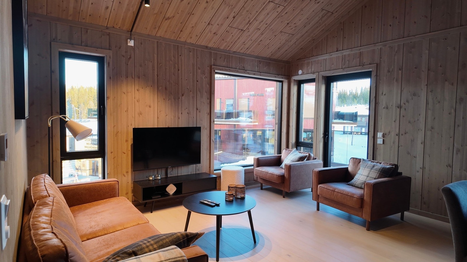 Stuen ligger på hjørnet av leilighetsbygget med store vindusflater gir dette godt med naturlig lys Galleribilde