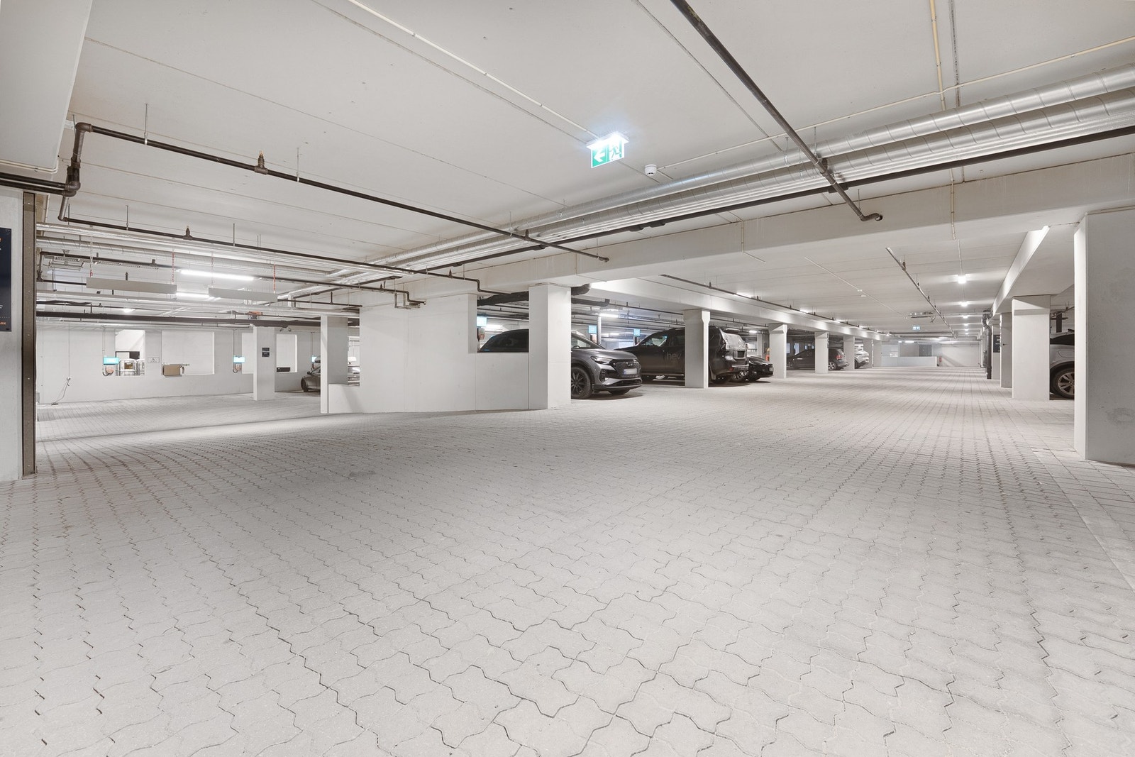 Mosetertoppen Skistadion har ett stort parkeringsanegg under byggene Galleribilde