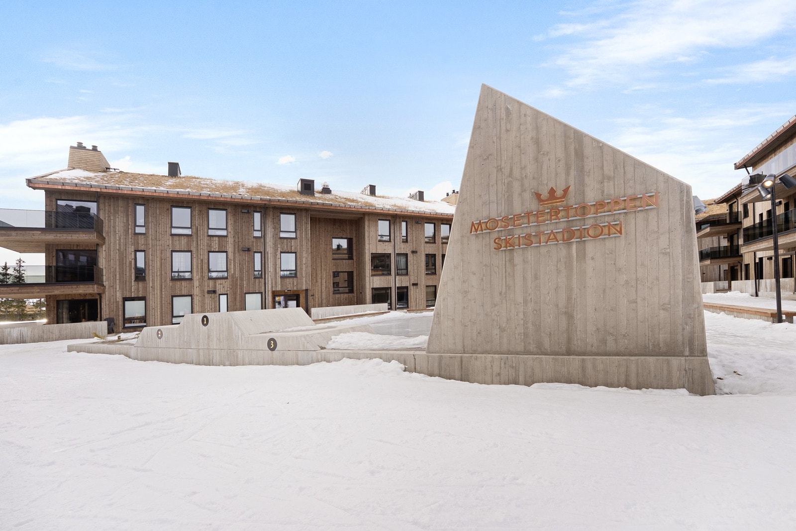 Mellom byggene på Mosetertoppen Skistadion er det skøytebane på vinteren Galleribilde