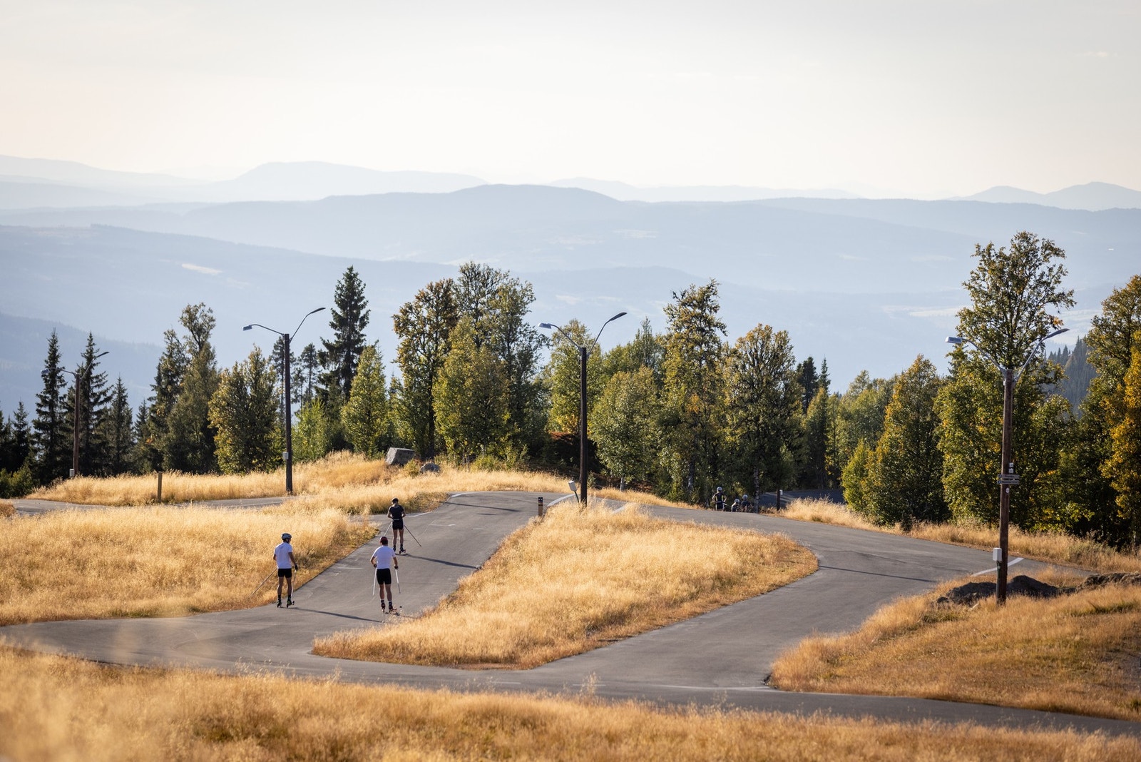 På langrennstadioen er det rulleskiløype på sommeren Galleribilde