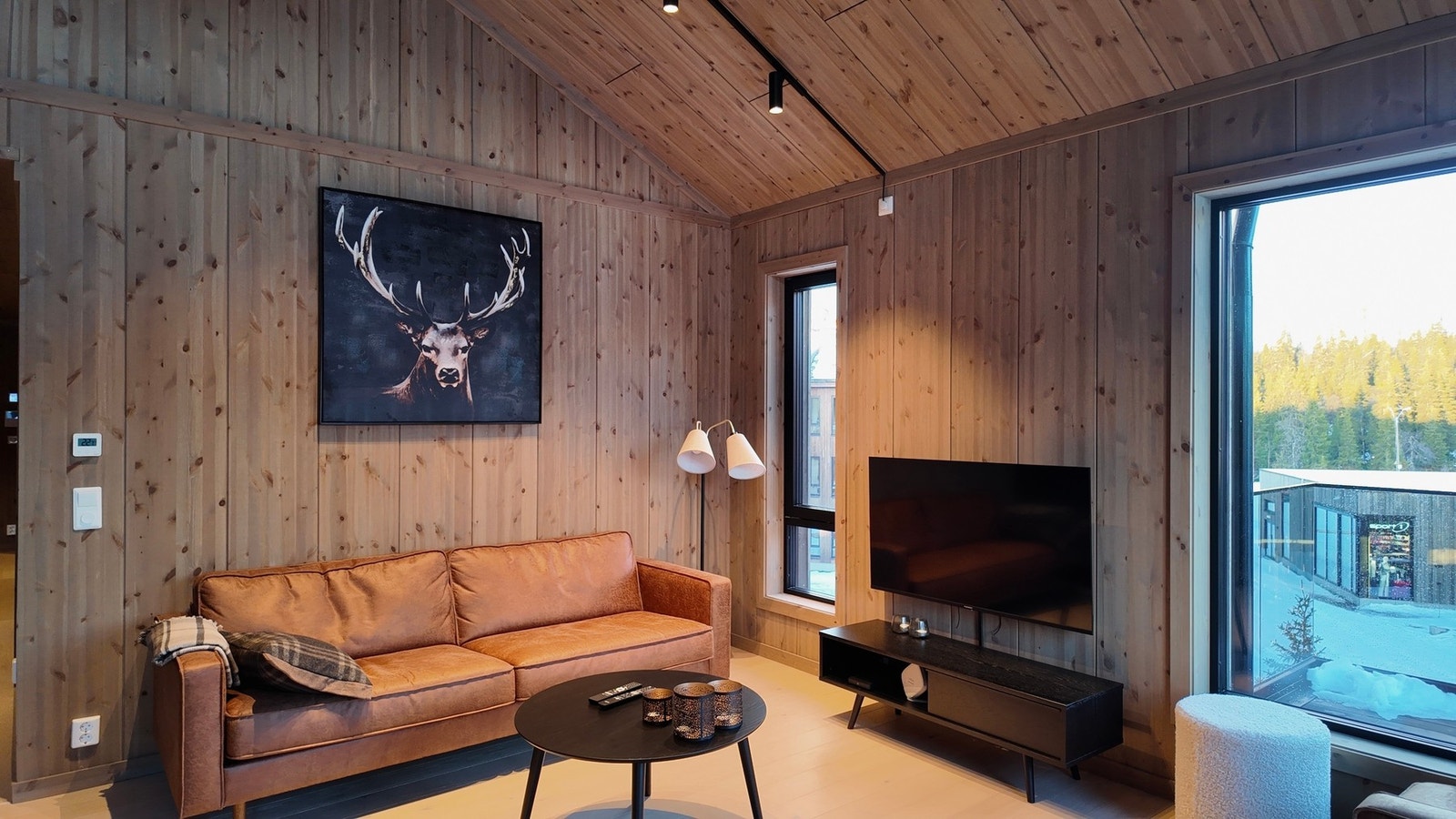 Stuen har åpen skråhimling med til dels stor takhøyde mellom 2,5-5,8 m Galleribilde