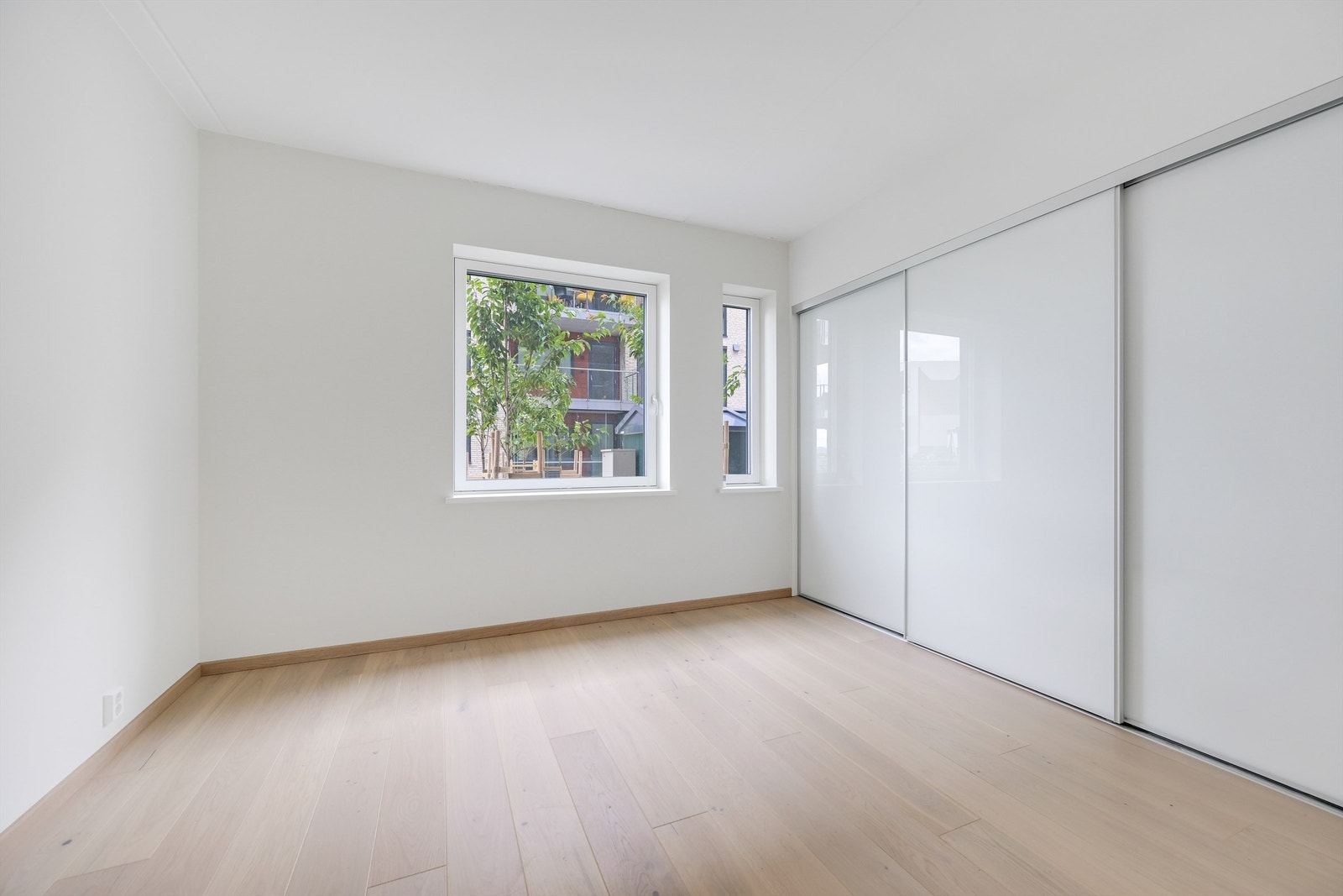 Hovedsoverom med skyvedører for garderobeløsning(uinnredet) og tilknytning til eget baderom Galleribilde