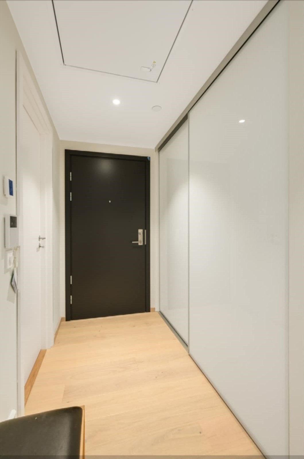 Entré med skyvedørsgarderobe Galleribilde