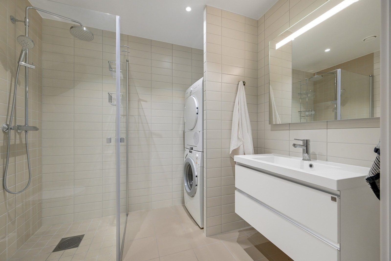 Badet er flislagt med delikate fliser og har varmekabler Galleribilde