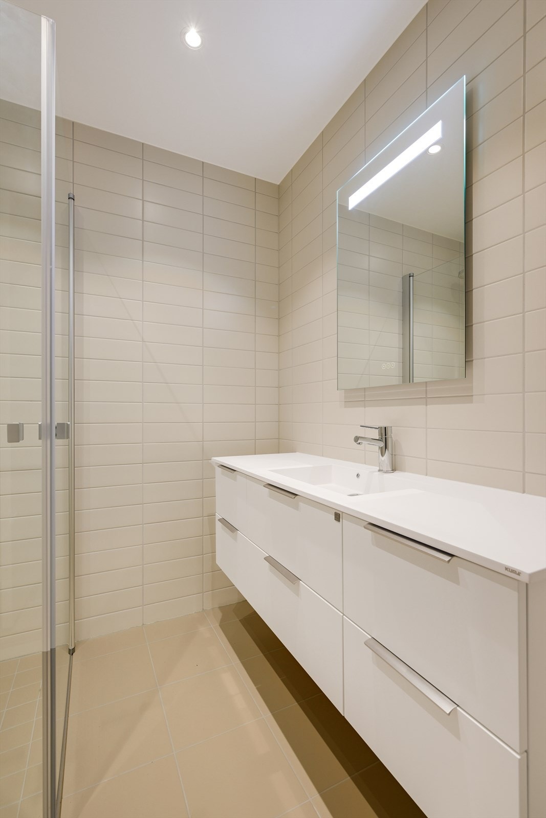 Badet er flislagt og har varmekabler Galleribilde