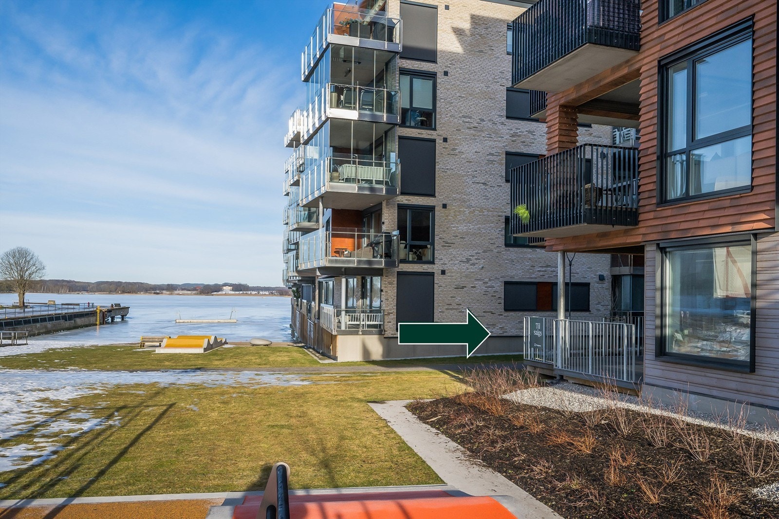Leiligheten ligger i høy første etasje med flott uteplass Galleribilde