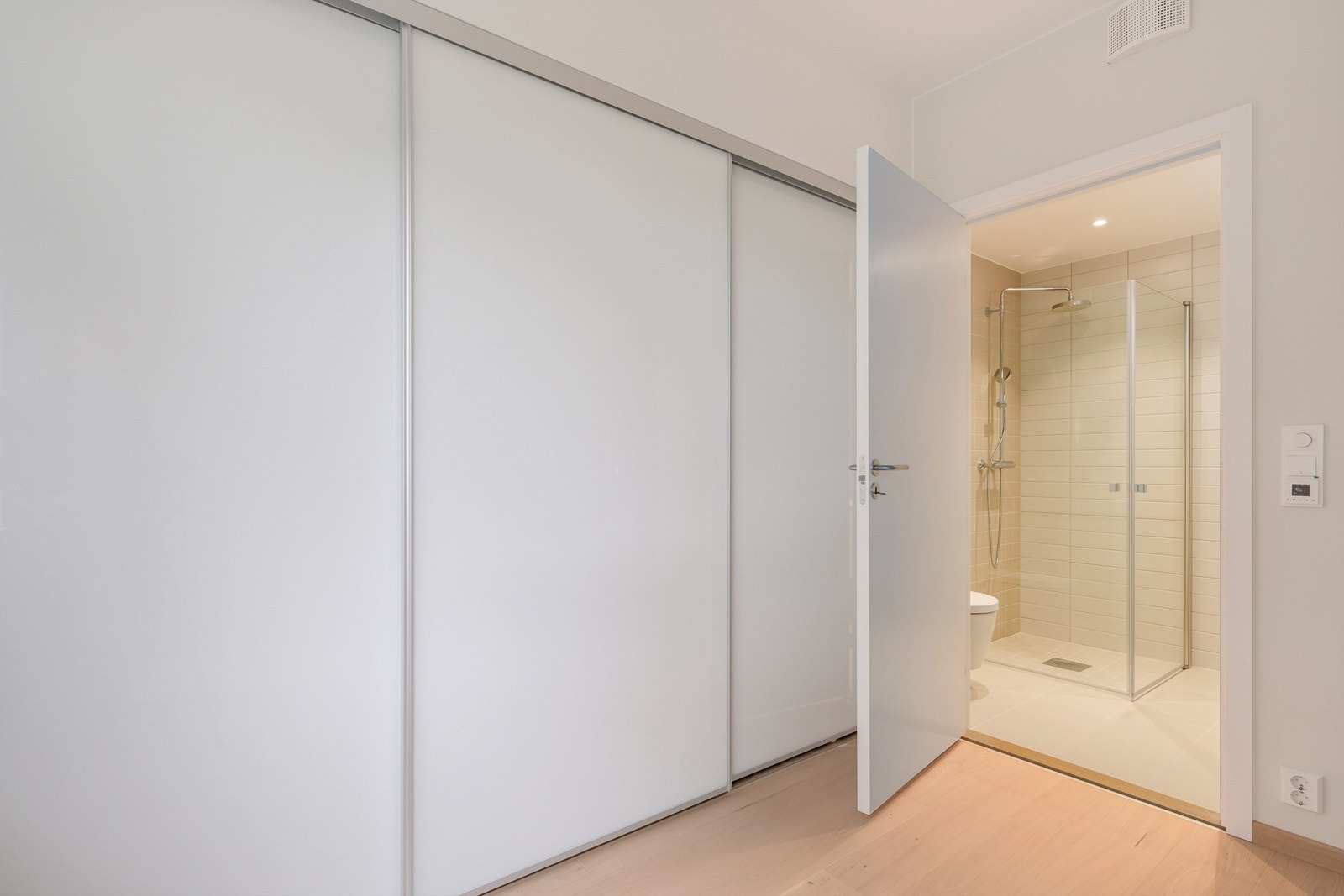 Hovedsoverommet har tilknytning til privat baderom Galleribilde