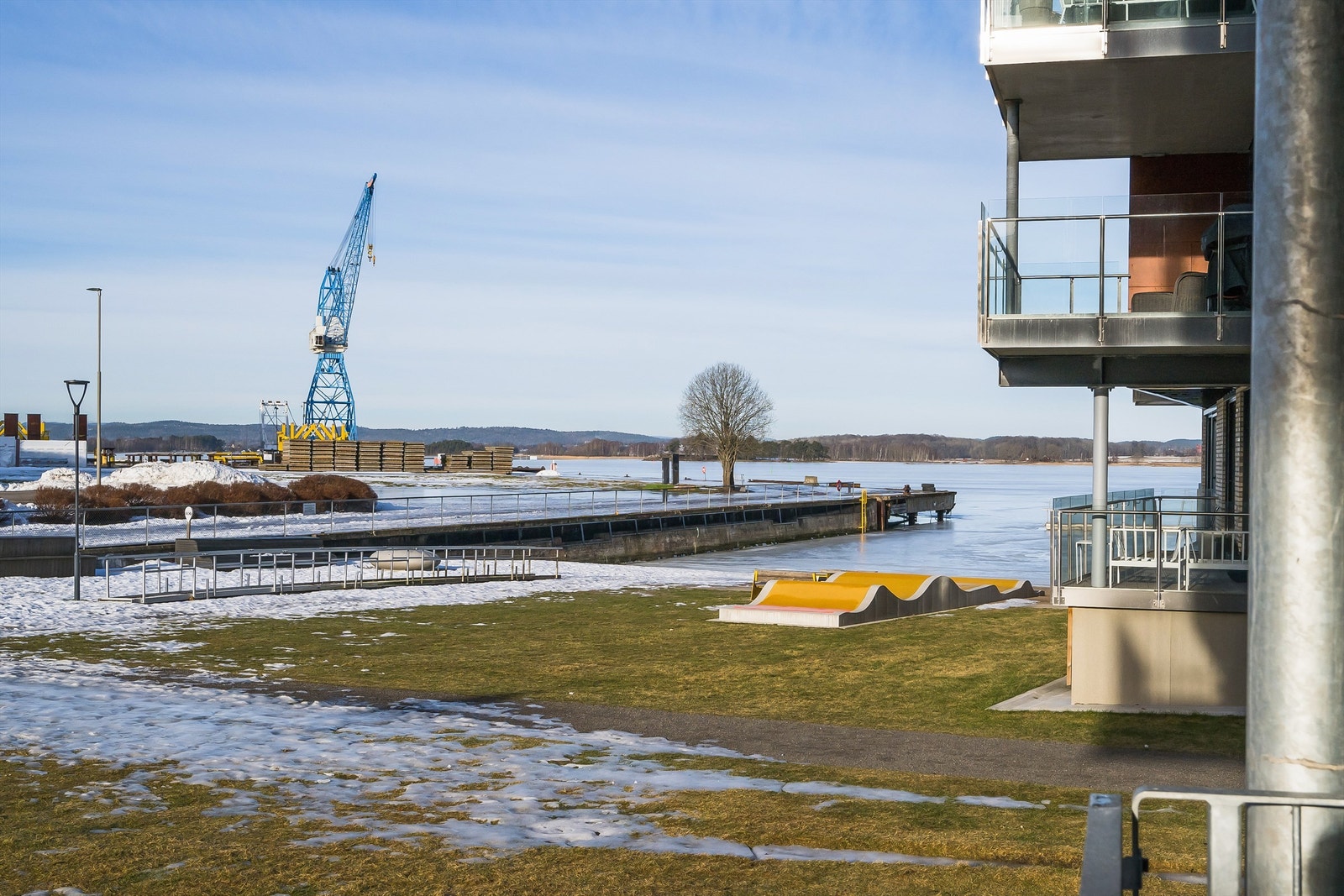Fra leiligheten er det fantastisk utsikt til sjøen og pent fellesområde med lekeplass. (Fotograf Kristian Bollæren/Fotofinish) Galleribilde