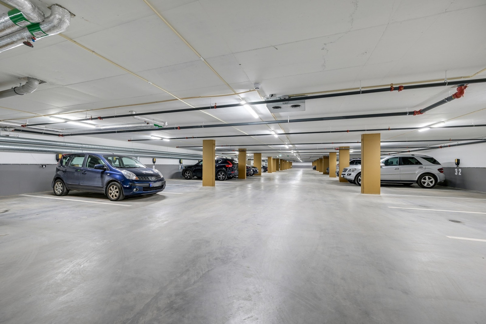 Parkeringsplass i felles garasjekjeller Galleribilde