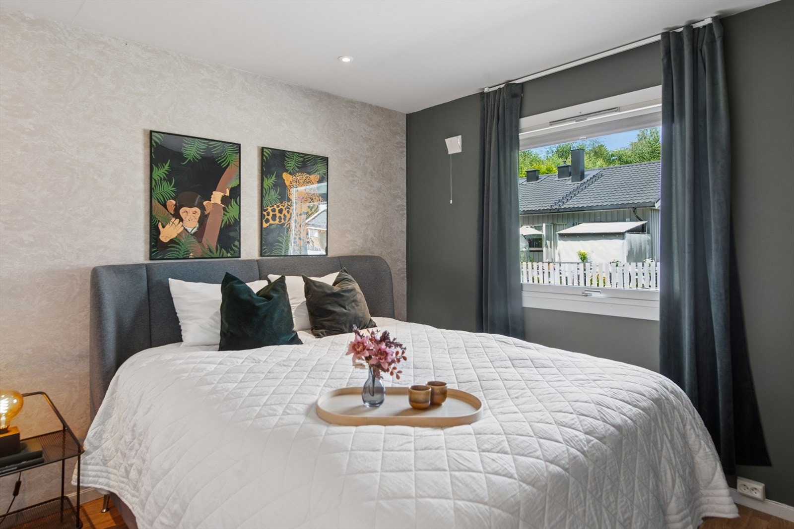 Romslig soverom med plass til dobbeltseng, tilhørende sengemøblement og garderobeløsning. Galleribilde