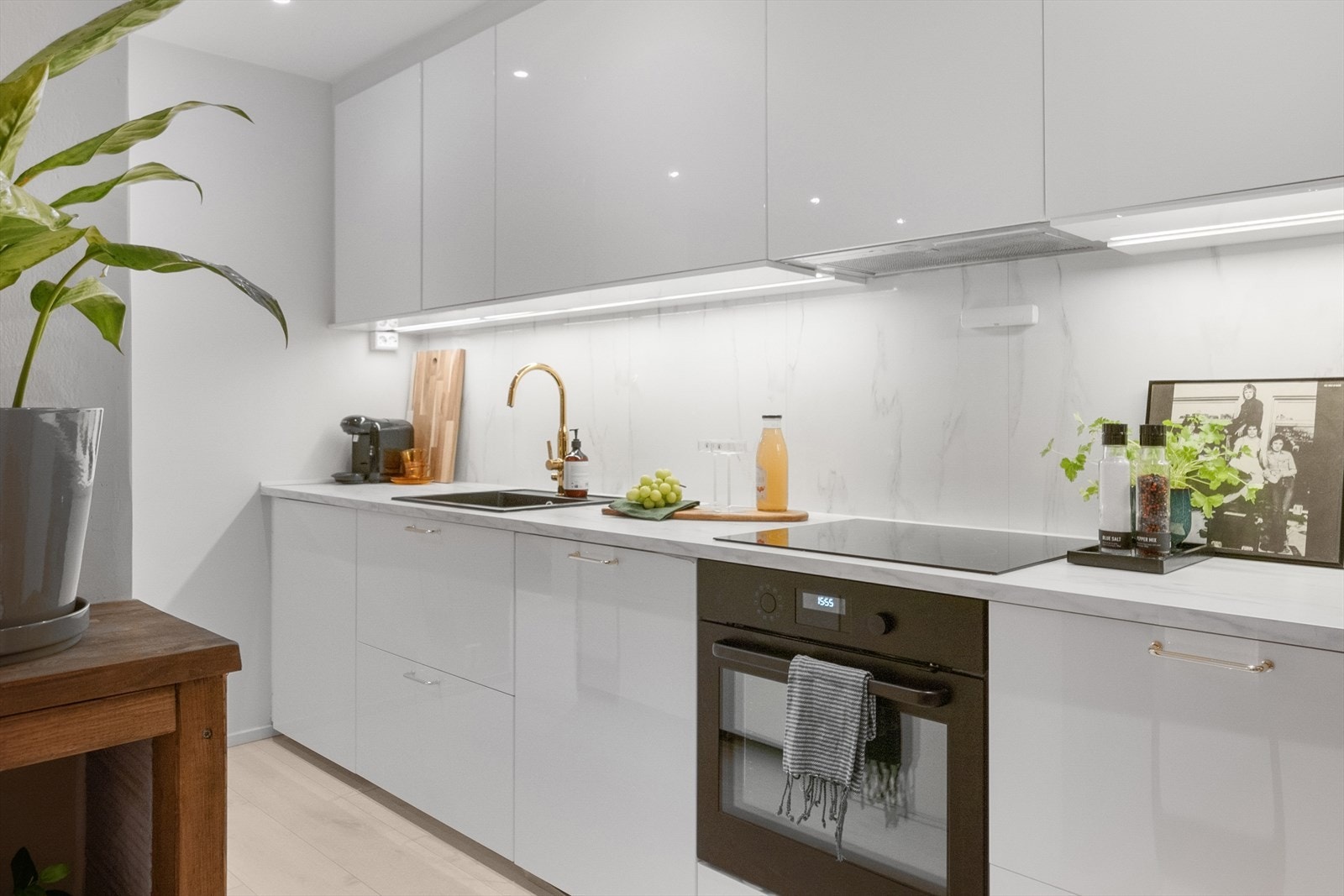 Kjøkkenet er med moderne og tidløs innredning fra 2020. Galleribilde